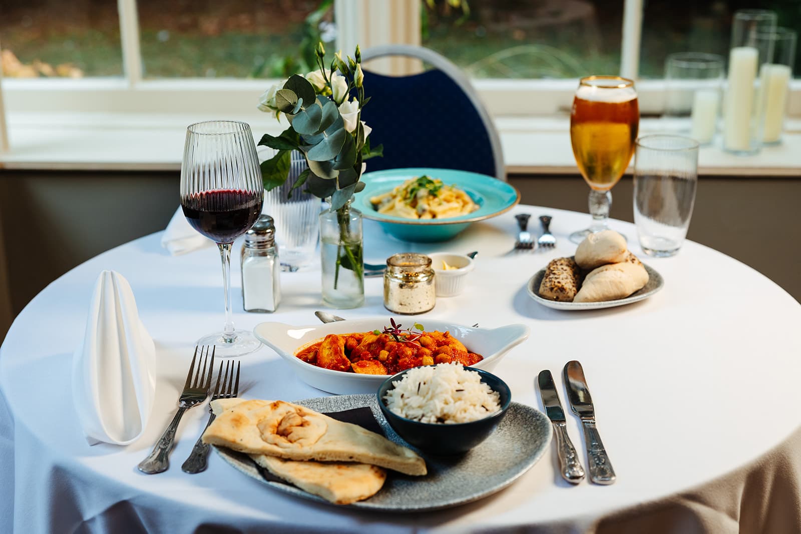 Dining and drinks at Woodland Manor